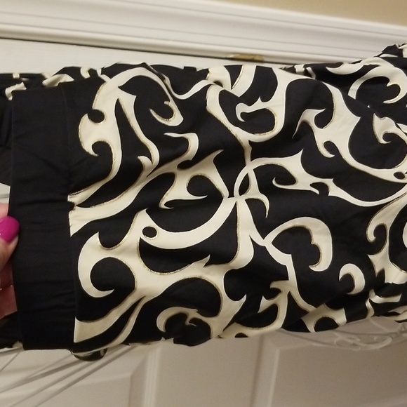 Tara Grinna black and cream swim top. Size small - Picture 6 of 10